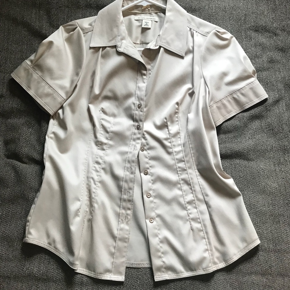 Short sleeved blouse.